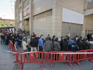 colas en el Calderón