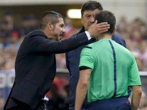 Simeone colleja cuarto árbitro